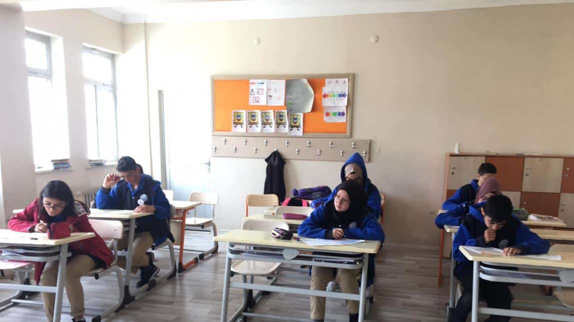 Okulumuz 8. Sınıf Öğrencilerine LGS Deneme Sınavı Yapıldı (27/04/2022)