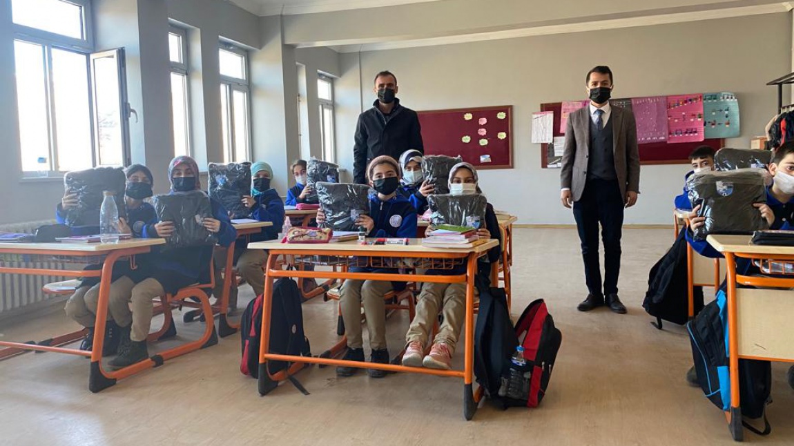 Gençlik Spor İl Müdürlüğü tarafından öğrencilerimize gönderilen Erzurumspor polar ve atkıları dağıtıldı.